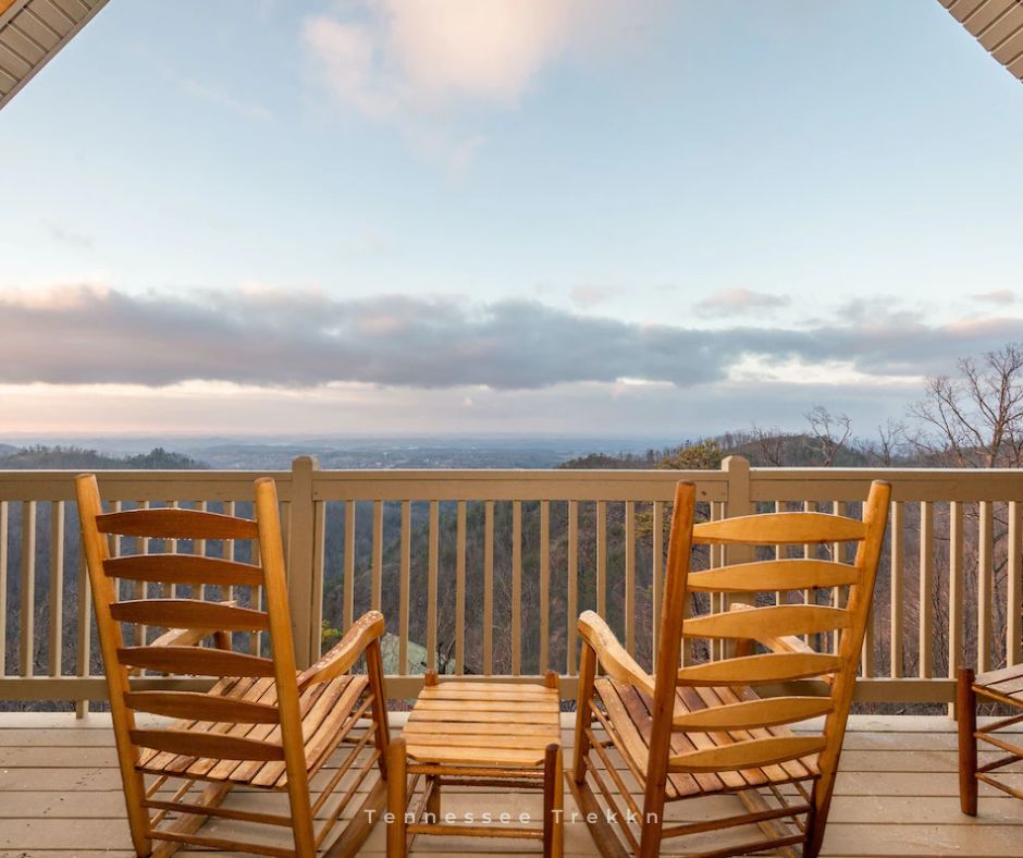 Sully’s Mountain Cabin Retreat: Enjoy peaceful mountain views from the comfort of the rocking chairs on the deck. Pigeon Forge Cabin Rentals with Hot tubs!