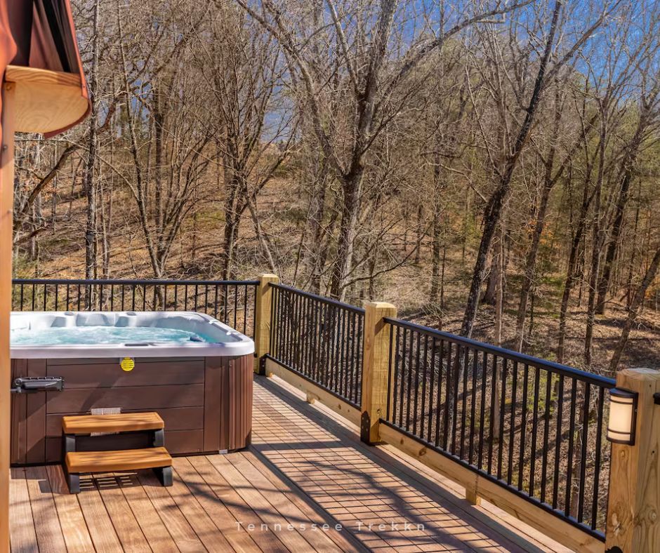 Bearby House Yurt: Relax in the HOT TUB on the deck while enjoying the peaceful wooded views. Pigeon Forge Rentals; Luxury Yurt