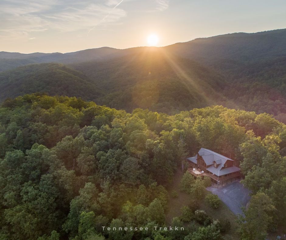 Pinnacle View Cabin: Start your day with a beautiful sunrise over the Smoky Mountains. Pigeon Forge Cabin Rentals