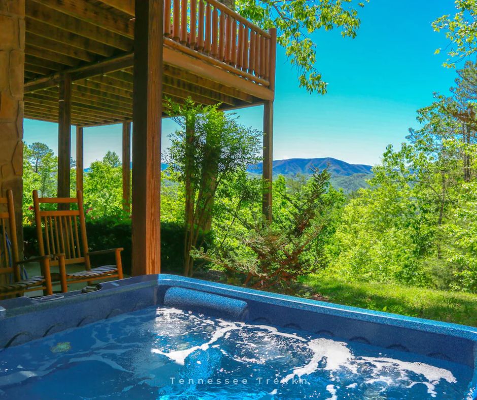 Pinnacle View Cabin: Soak in the HOT TUB while taking in those incredible mountain views.