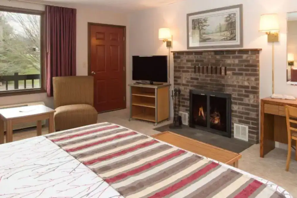 Comfortable room accommodations in townsend tn with fireplace. 