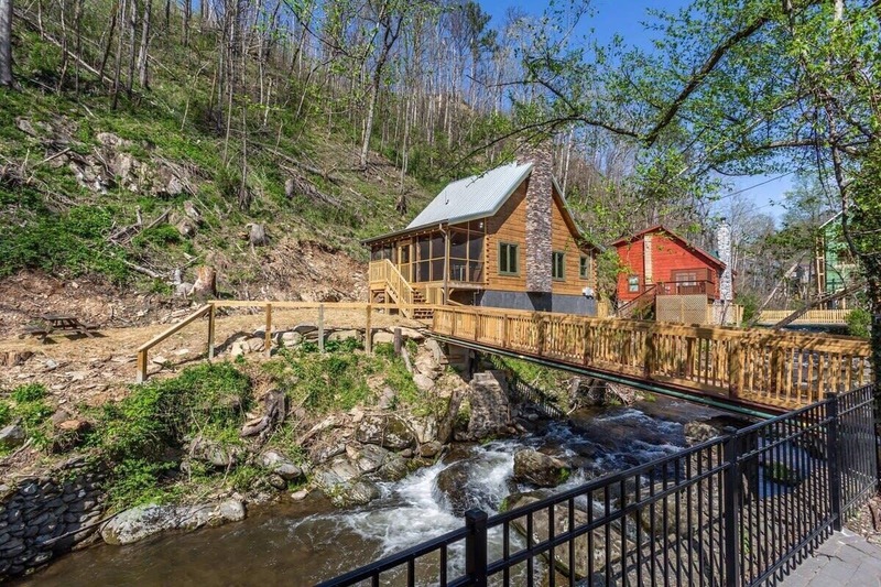 Cabin located on Roaring Fork in the Smoky Mountains. Places to stay in Gatlinburg