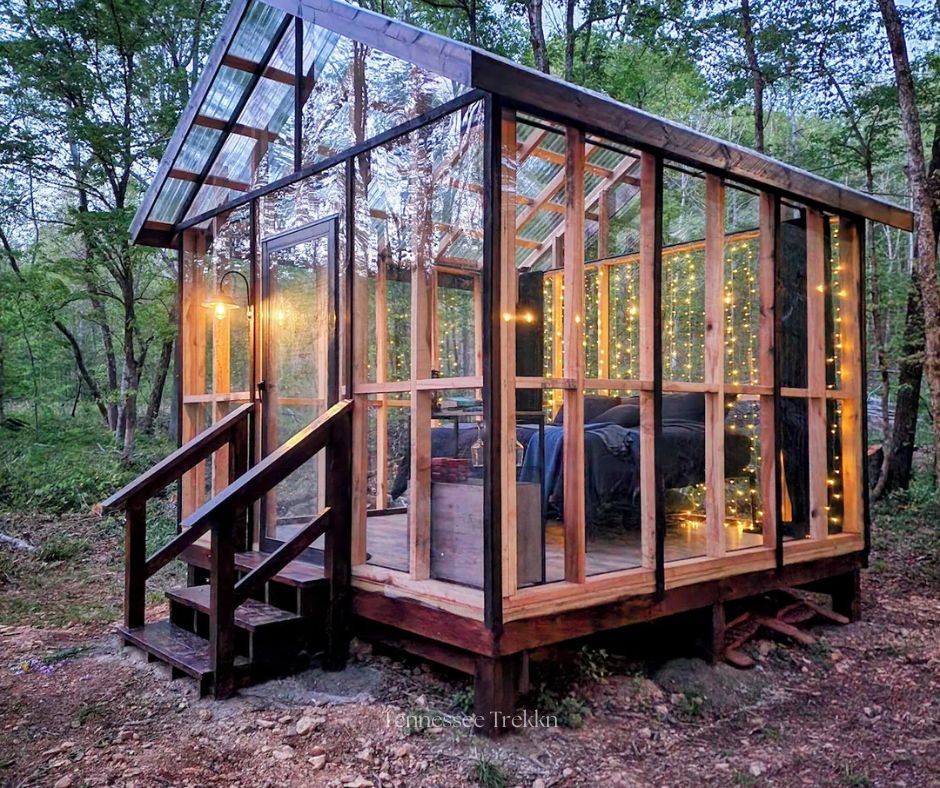 Escape to this stunning glass cabin surrounded by 70 acres of peaceful Tennessee nature. Book your stay HERE and start your adventure!