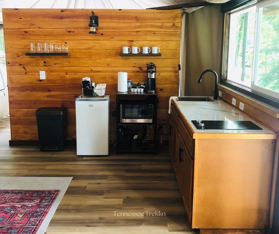 Get ready to cook up something tasty in this luxury glamping kitchen—because who says outdoor adventures can’t have great food?