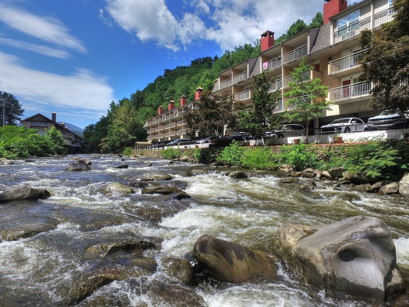 Places to Stay in Gatlinburg, hotel on river