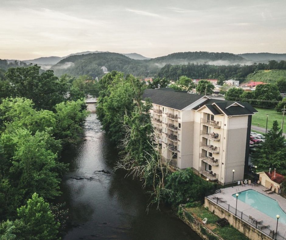 Pigeon Forge Hotel, Twin Mountain Inn & Suites, Hotel on the water