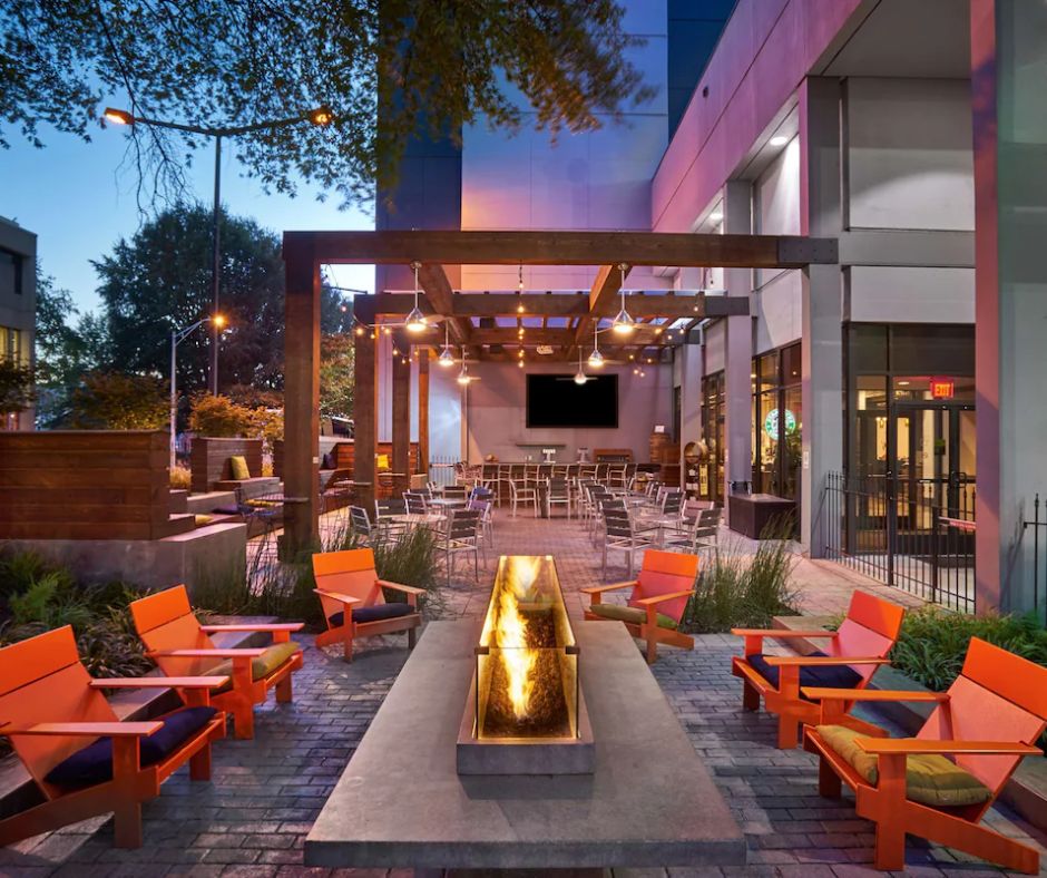 Downtown Hilton outdoor dining, Hotels in Knoxville