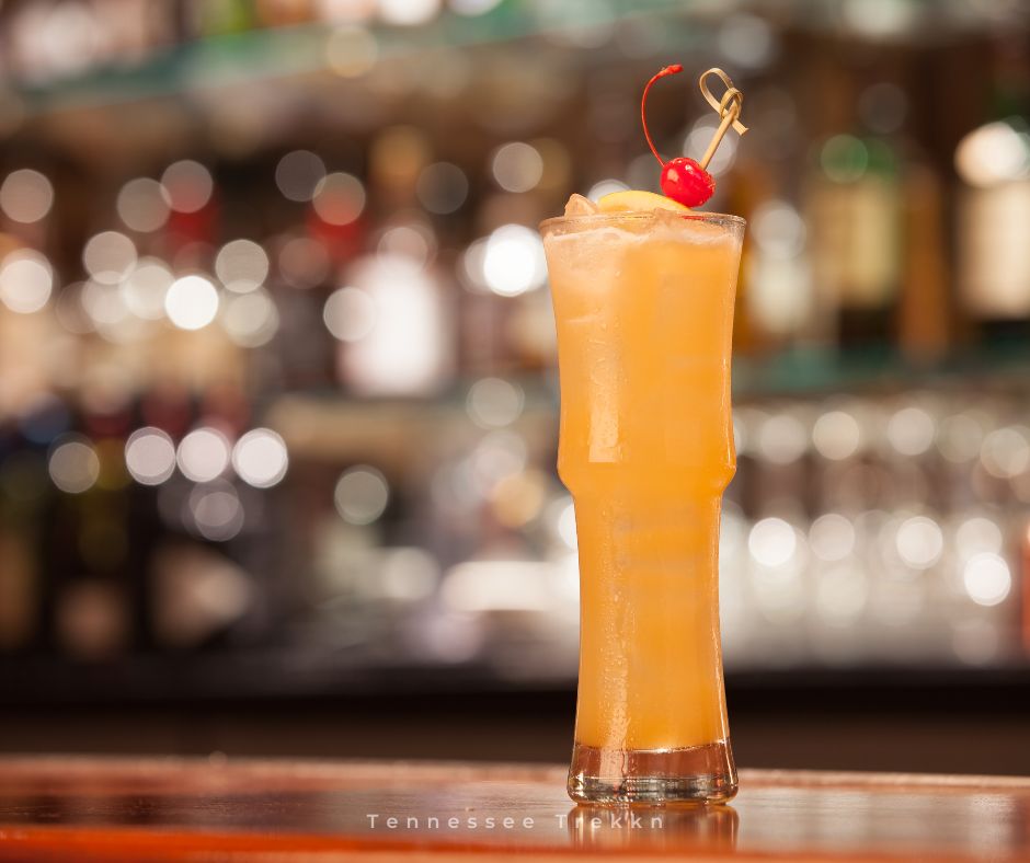 Tern Club: Start your night with a fun tropical vibe and a refreshing rum drink – the perfect combo to kick off your evening!