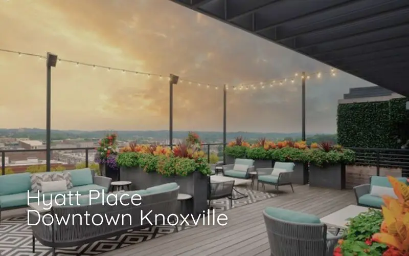 Rooftop bar at Hyatt Place – with city views and modern outdoor seating