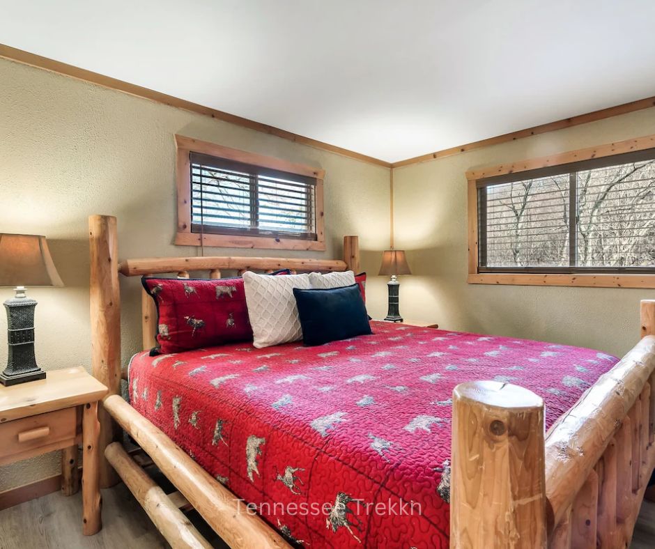 Bedroom at Mountain Memories cabin with comfortable furnishings for a restful stay.