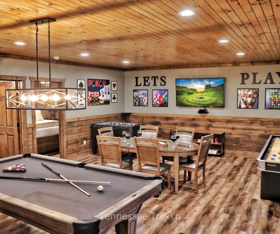 Game room at Longview Lodge with pool table and classic arcade games.