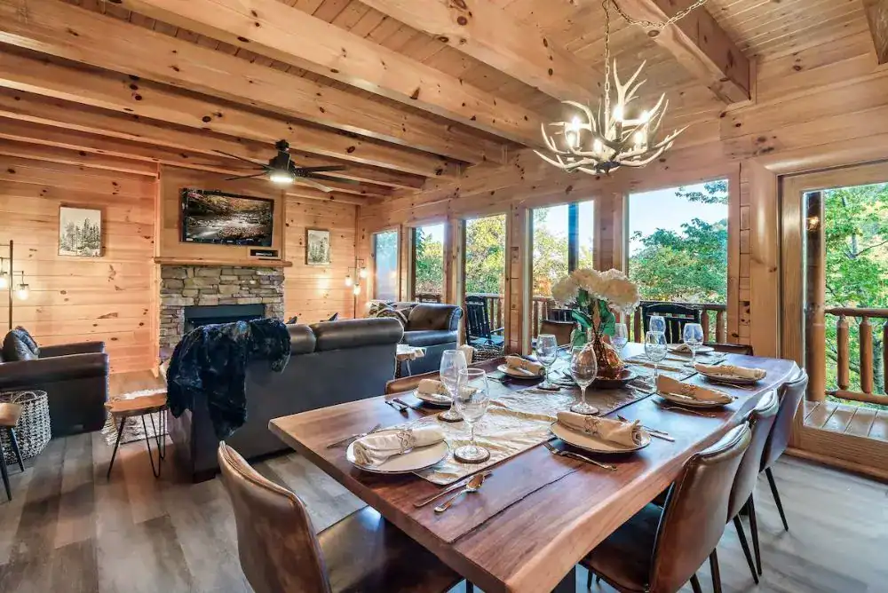  Cozy dining table set for a relaxing getaway trip. 