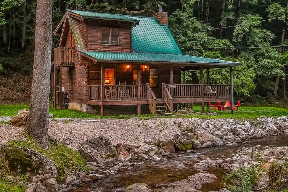 Cozy Smoky Mountain cabin perfect for a winter getaway in the Smokies