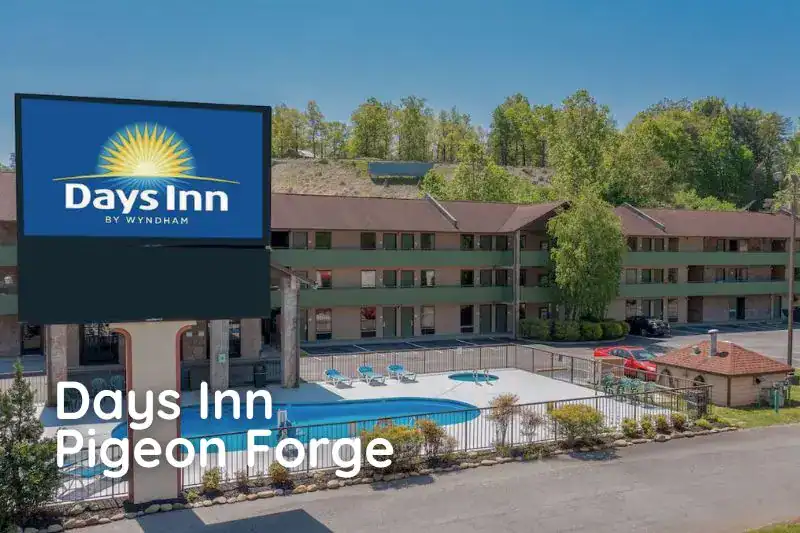 Exterior view of Days Inn by Wyndham in Pigeon Forge with Parkway access.