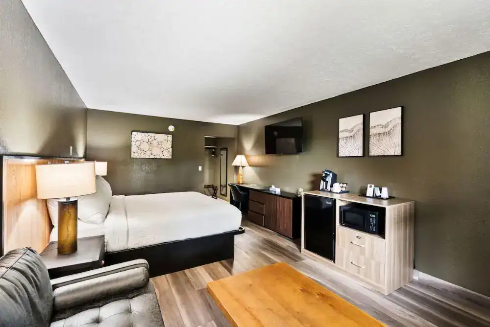 Guest room at Tremont i
