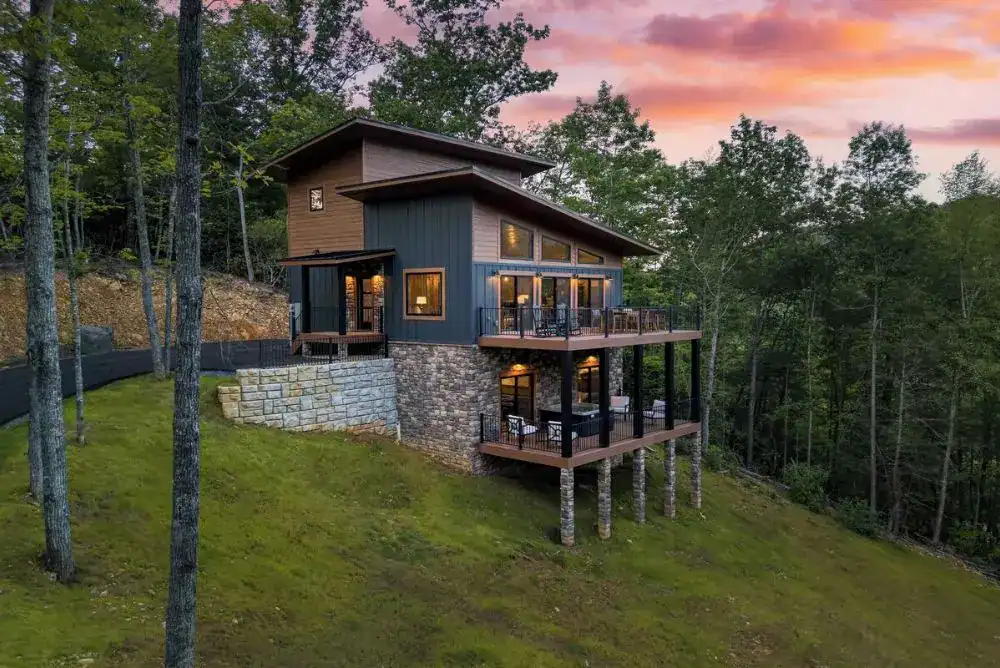 Do Good Holler cabin – rustic wood cabin surrounded by trees, perfect for a peaceful Smoky Mountain retreat.