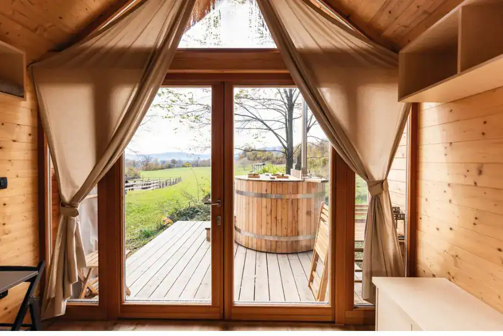 Cabin in Gatlinburg TN with outdoor hot tub and Smoky Mountain view