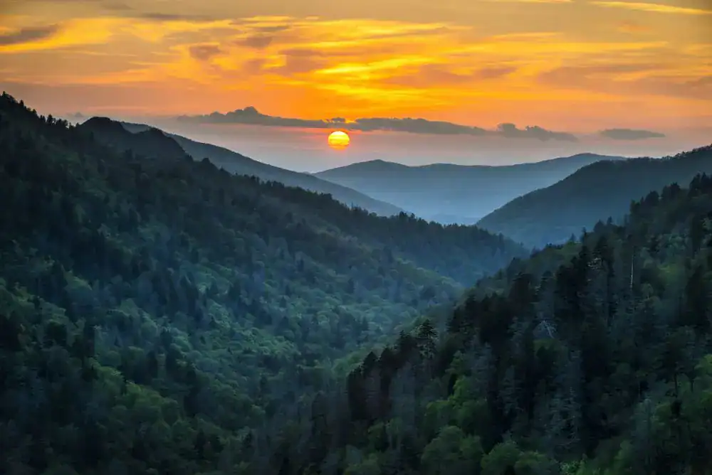 Things to do in the Smoky Mountains – enjoy scenic mountain views and outdoor adventures