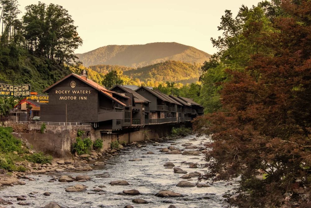 Family-friendly Smoky Mountain hotel with relaxing spaces and warm mountain déco