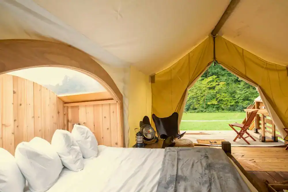 Stargazer Tent with skylight above the bed 