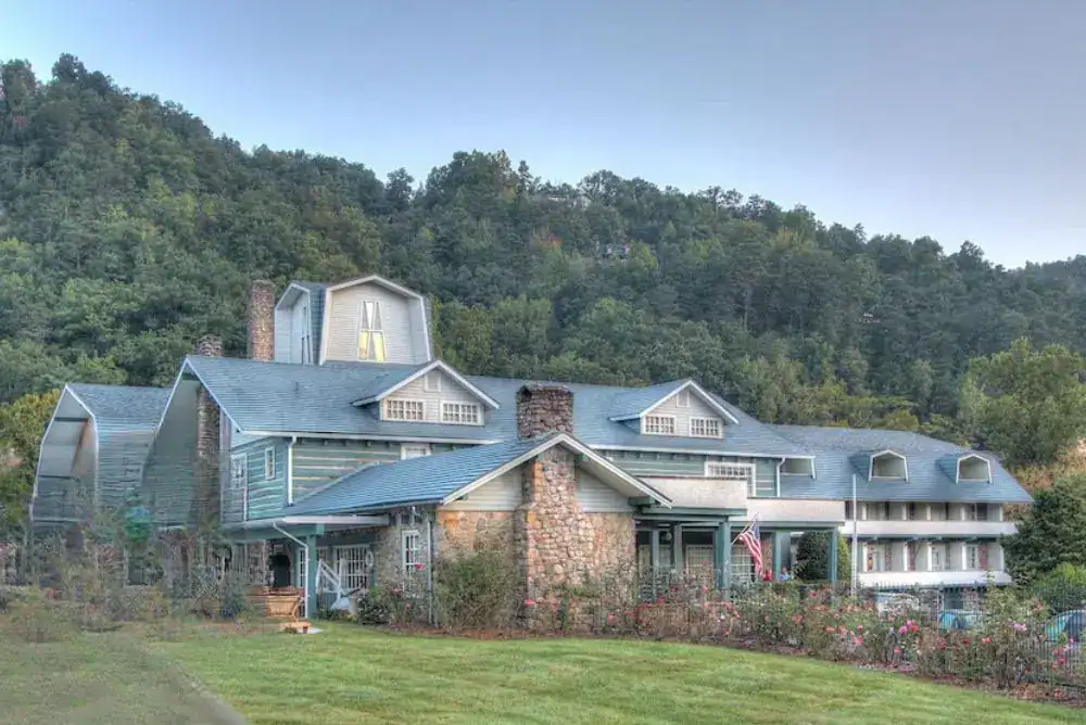 Historic Gatlinburg Inn - Classic stay in the Smokies. 