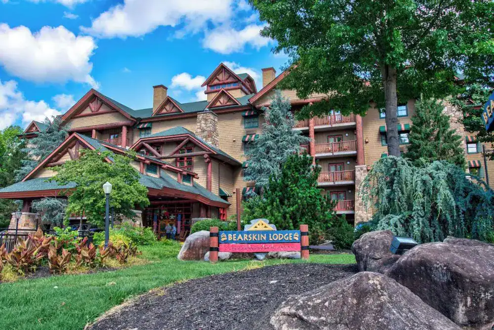 Bearskin Lodge Gatlinburg hotel near the river and park entrance