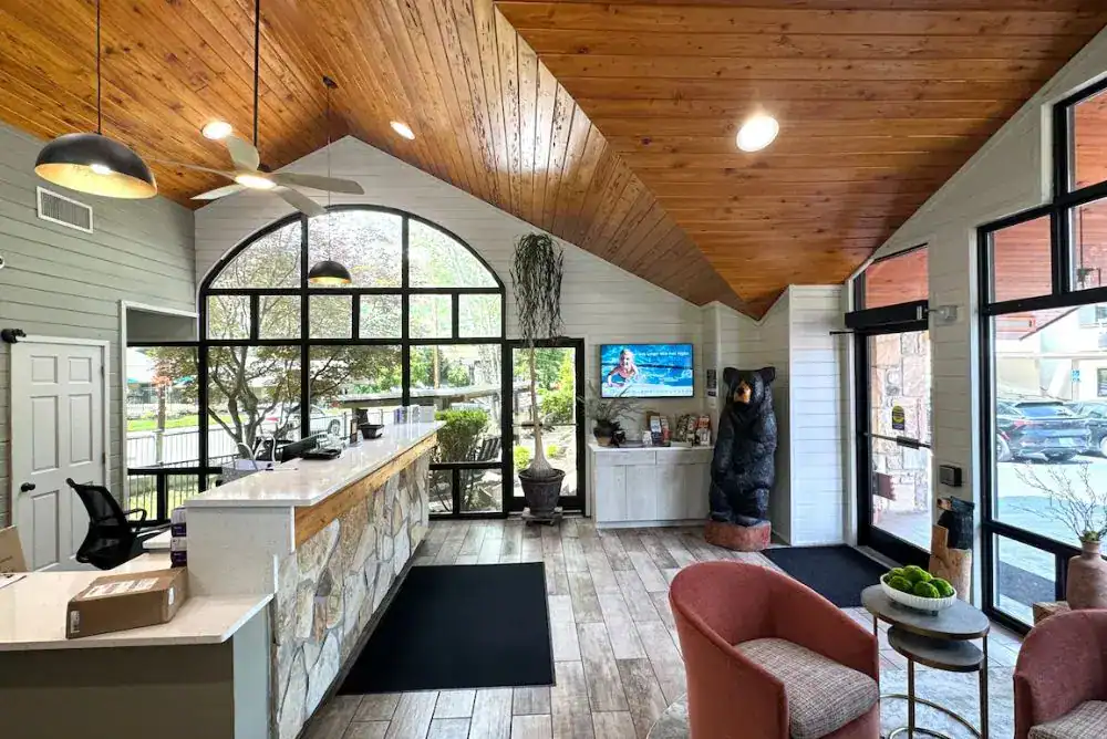 Howard Johnson by Wyndham reception area in the Smoky Mountains