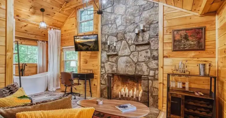 Romantic fall cabin in Gatlinburg. Cozy fireplace area for a perfect stay in the Smokies.