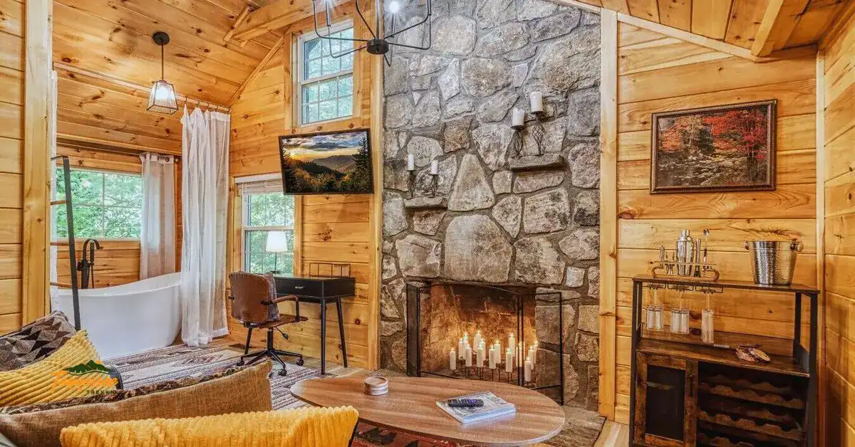 Romantic fall cabin in Gatlinburg. Cozy fireplace area for a perfect stay in the Smokies.