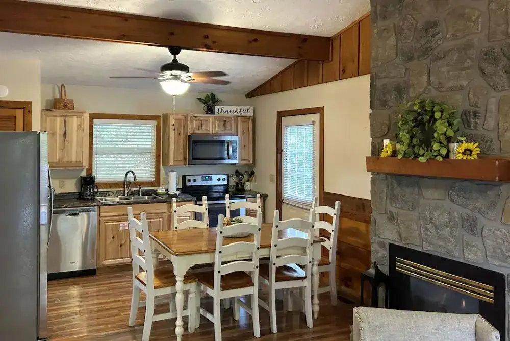 Budget friendly cabin near dollywood -  cozy kitchen area 