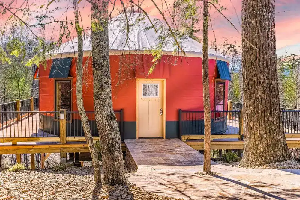 Luxury Yurt - near Dollywood and Smoky Mountain fun - perfect place for Christmas season. 